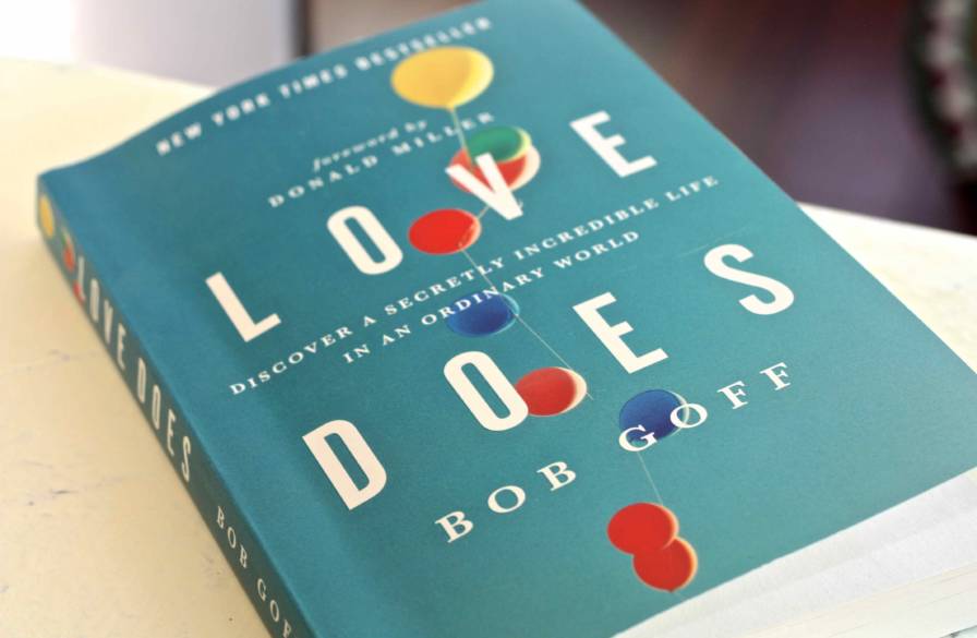 Love Does: Discover a Secretly Incredible Life in an Ordinary World: Goff,  Bob: 8601404450860: : Books